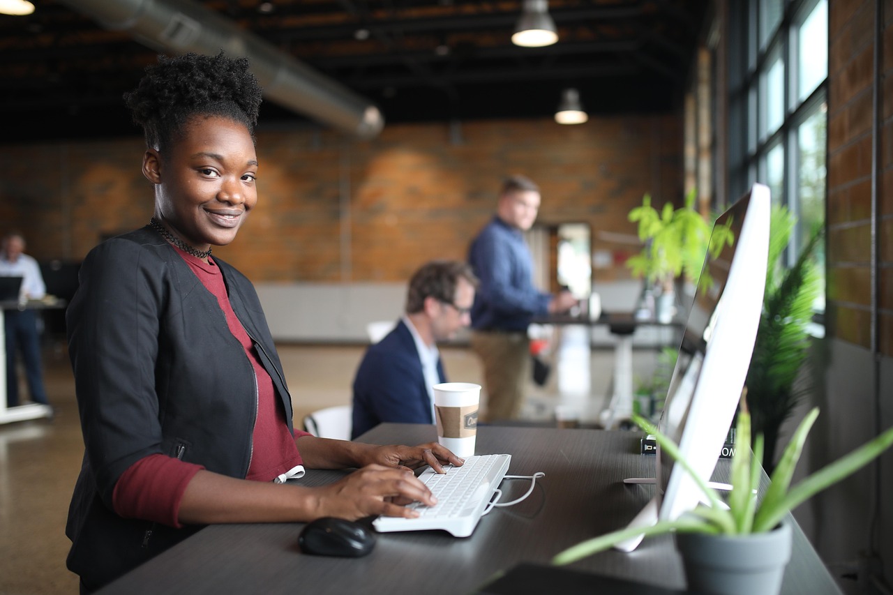 workplace policy remote work hybrid pneumatic-desk-pexels reallywellmadedesks