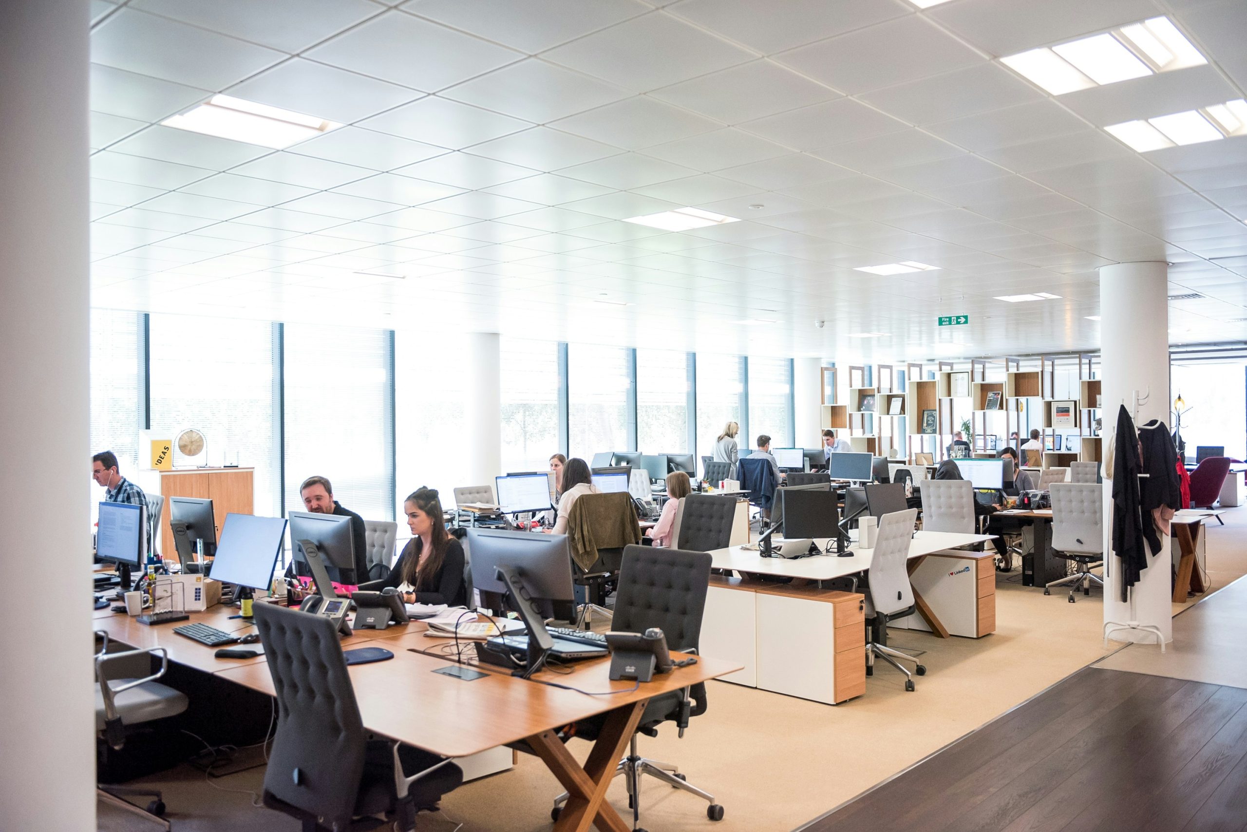 arlington-research-kN_kViDchA0-unsplash workplace office open plan team network