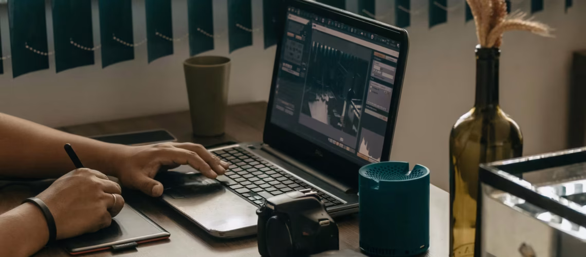 AI (artificial intelligence) in the workplace used for a side hustle in the workforce by employees who work remote work with flexibility or flexible schedules