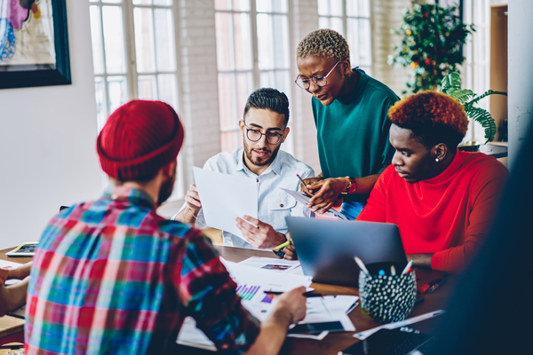 Leader_helping_employees_teaching_mentoring_explaining